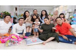 Ayu Dewi Beri Kado Spesial...