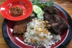 Menikmati Sensasi Bumbu Kluwek Bebek Goreng Hitam Kepahiang