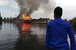 Kapal Pengangkut Sembako Terbakar di Dumai