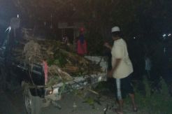 Banjir Demak, Warga Bongkar Sampah Penyumbat Gorong-gorong