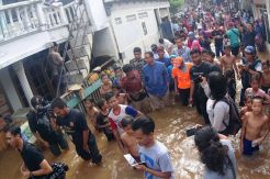 Sambangi Korban Banjir, Anies Minta Warga Saling Bantu