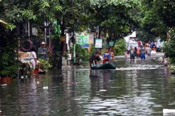 Banjir di Perumahan Harapan Baru akibat Tanggul Kali Cakung Jebol