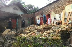 Pondasi Terkikis Irigasi, Rumah Warga Ciamis Ambruk