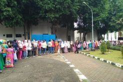Ibu-ibu Antre Dapatkan Bantuan Pangan dari Pemerintah