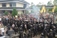 Pleno KPU Tebo Ricuh, Personel Brimob Terluka Ditabrak Mobil Pengunjuk Rasa