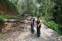 Jalan Penghubung Dua Kecamatan Ambles, Aktivitas Ribuan Warga Lumpuh