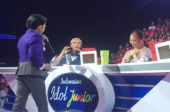 Tampil Romantis, Navis Berikan Setangkai Mawar untuk Nola B3