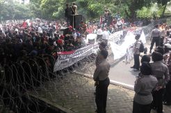 Pendukung Rano-Embay Serbu Lokasi Rekapitulasi KPU Banten