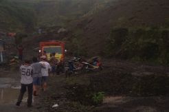 Hujan Deras, 24 Truk Penambang Pasir Terjebak Longsor di Sungai