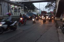 Mobil Tersangkut di Separator Busway di Pasar Minggu, Lalin Macet 3 Km