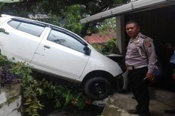 Mobil Ayla Terbang Bebas ke Rumah Warga di Palembang