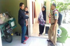 Miris, Balita Ini Hidup dengan Kondisi Usus di Luar