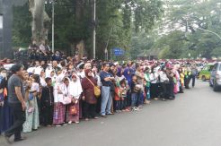 Ribuan Warga Bogor Berjejer Sambut Raja Salman