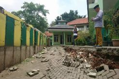 Halaman SDN Pekayon Jaya VI, Bekasi Ambles hingga 30 Cm