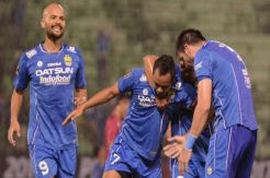 Persib Buru Kemenangan Pertama di Segiri