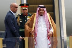 Raja Salman Kenakan Jubah Seharga Rp70 Juta Selama di Indonesia