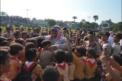 Saat Raja Salman Diserbu Ratusan Pramuka