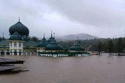 Banjir Rendam Limapuluh Kota, Warga Bertahan di Atap Rumah