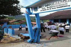 Belajar Mobil, Pemuda Tabrak Pagar dan Timpa Bocah SD
