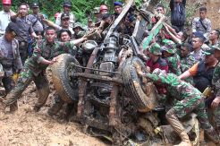 Petugas Evakuasi Lima Korban Tewas Longsor dan Banjir Limapuluh Kota