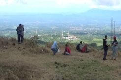 Asyiknya Berselfie Ria di Atas Bukit Selfie di Kuningan