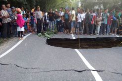 Badan Jalan Ambles, Jalur Lintas Riau-Sumbar Terputus