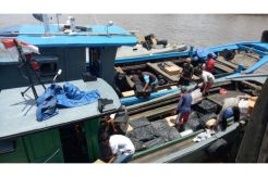 Kapal Bermuatan Ratusan Dus Rokok Ilegal Disita di Pelabuhan Rakyat