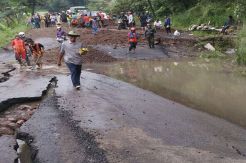 Ambles Sepanjang 1,5 meter, Jalan Tomo-Sumedang Putus Total