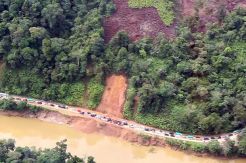 Heli TNI AU Pantau Banjir di Sumbar, Ribuan Kendaraan Masih Terjebak Macet
