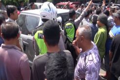 Sopir Angkot Sweeping Mobil Warga, Demo Angkutan Online di Malang Ricuh