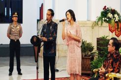 When Raisa and Bimbo Gets Bicycles from President Jokowi