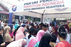 Ratusan Warga Padati...