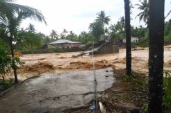 Diterjang Banjir Bandang, Jembatan Ini Roboh