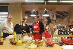 MLA dan Pejabat Australia Buat Sate Daging Sapi