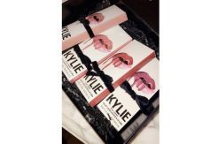 Kylie Jenner Rilis Lima Varian Warna dari Velvet Lip Kit