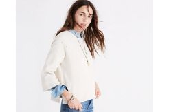 Tampil Stylish dengan Menggunakan Atasan Bell Sleeve