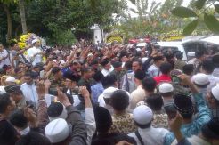 Ribuan Masyarakat Sambut Kedatangan Jenazah KH Hasyim Muzadi