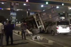 Tabrak Pembatas Gerbang Tol Waru Utama, Truk Kontainer Terguling dan Timpa Minibus