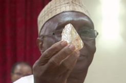 Pendeta di Sierra Leone Temukan Berlian 706 Karat