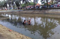 Cari Barang Bukti Pembunuhan, Dua Polisi Nyebur ke Sungai
