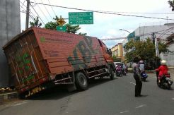 Truk Kontainer Pengangkut Minuman Terperosok di Bekas Galian Kabel