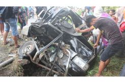 Minibus Elf Tabrak Pikap di Slawi Empat Penumpang Tewas