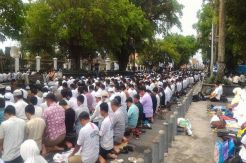 Ratusan Massa Kontra Ahok Salat Zuhur Jamaah di Depan Gedung Kementan