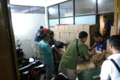 Polisi Gerebek Rumah Mewah yang Disulap Jadi Pabrik Miras di Bekasi