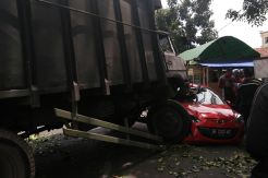 Diduga Rem Blong, Truk Fuso Seruduk Mazda hingga Ringsek