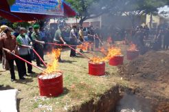 Bea Cukai Bajoe Musnahkan Rokok dan Miras Senilai Rp1 Miliar