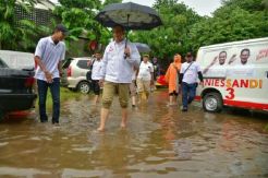 Foto Anies Baswedan Bawa Payung dan Bersandal Jepit Jadi Viral di Facebook