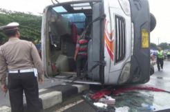 Bus Jurusan Surabaya-Yogya Terguling, Dua Penumpang Terluka