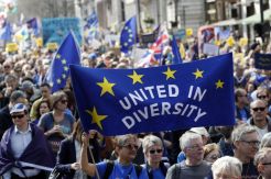 Puluhan Warga Inggris Turun ke Jalan Tolak Brexit