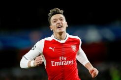 Merasa Difitnah, Mesut Oezil Bela Arsene Wenger